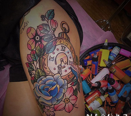 华丽的时光，大腿鲜花与怀表彩绘纹身