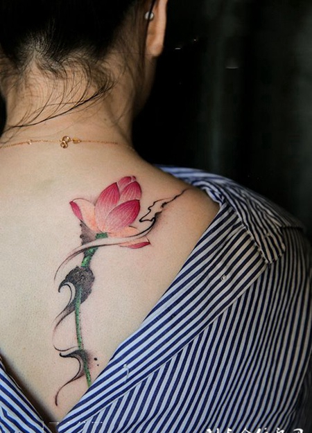 含苞待放，后背个性莲花彩绘纹身