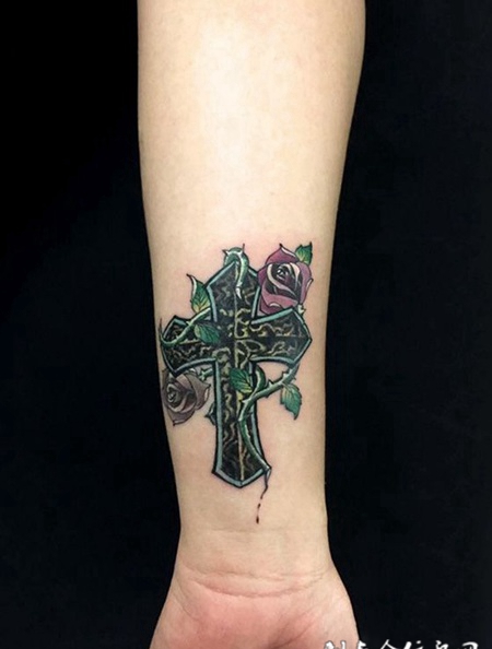 带刺的信仰，手臂十字架与玫瑰彩绘纹身