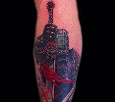 手臂上的重剑纹身图案