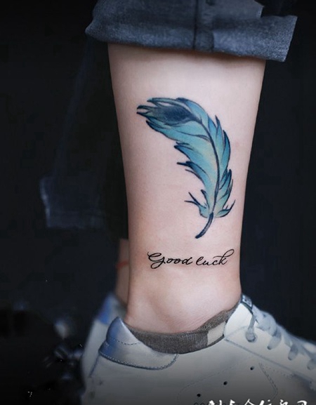 柔声轻语，脚踝羽毛与英文纹身