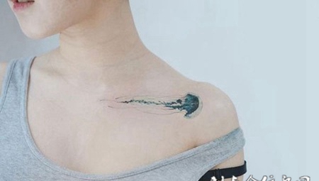 海中精灵，美女锁骨处水母彩绘纹身