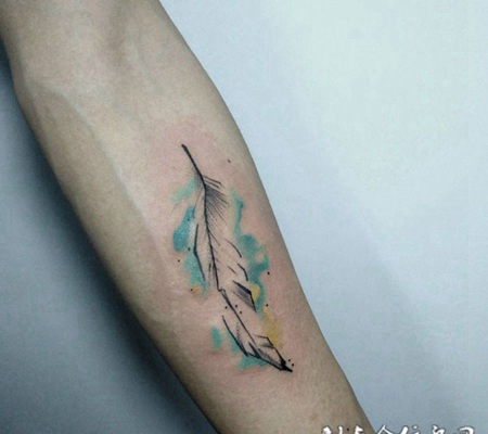轻若鸿毛，手臂水彩羽毛纹身