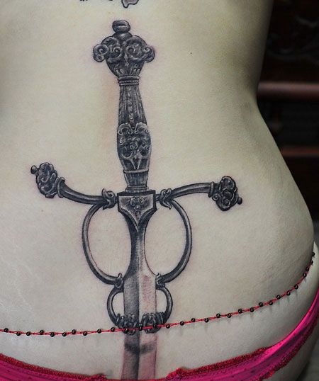 后腰部性感宝剑纹身图案