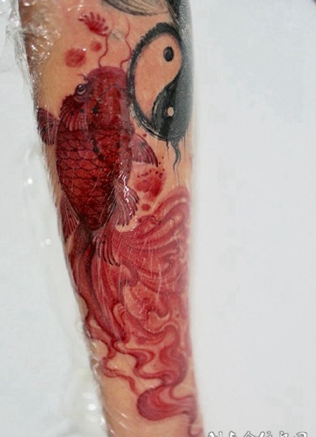 水中精灵，手臂红色金鱼纹身