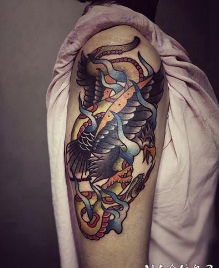 旷世大战，手臂鹰蛇斗oldschool风格纹身