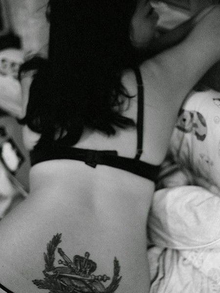 美女腰部王冠宝剑纹身图案