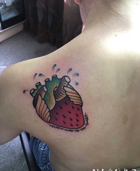 后肩彩绘草莓心纹身图案