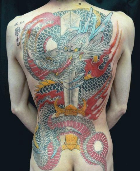 满背宝剑龙纹身图案