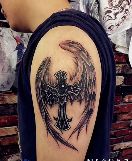 天国的信仰，手臂翅膀与十字架纹身图案
