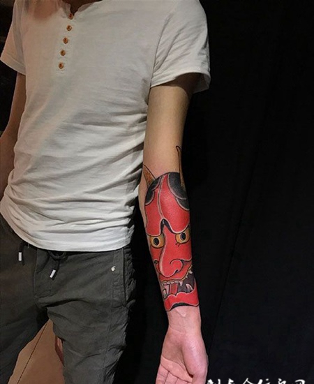 红脸鬼怪，手臂彩绘般若纹身图案