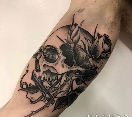 美丽的代价，手臂骷髅与玫瑰个性纹身