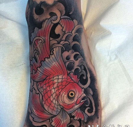 如鱼得水，脚背newschool风格金鱼纹身