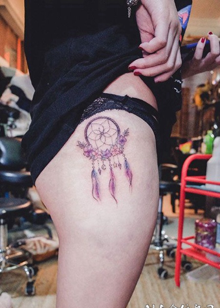 粉色的梦，臀部彩绘捕梦网纹身图案