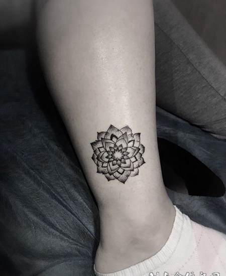 繁复轮回，脚踝梵花点刺纹身