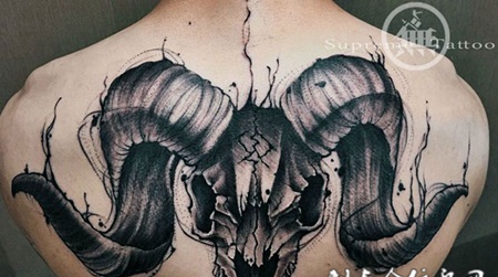 时间的腐化，后背羊首骷髅个性纹身