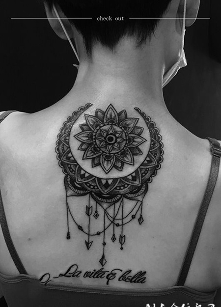 月下梵花开，后背月亮与梵花图腾纹身