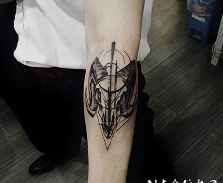 手臂羊首骷髅纹身图案