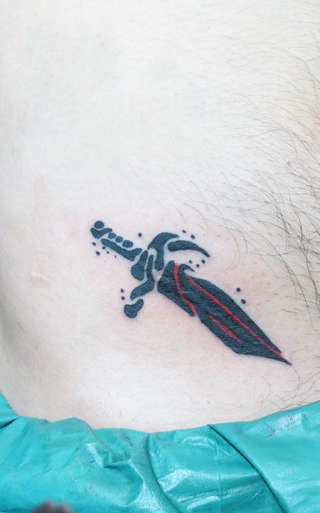 侧腰黑色匕首纹身图案