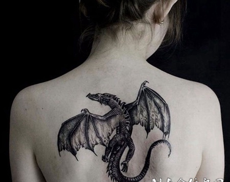 女生后背恶龙纹身图案