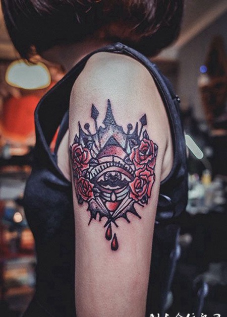 血色玫瑰，手臂玫瑰上帝之眼纹身图案