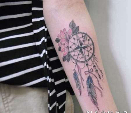 手臂混搭指南针捕梦网纹身图案