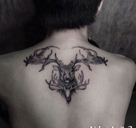 后背炫酷麋鹿纹身图案