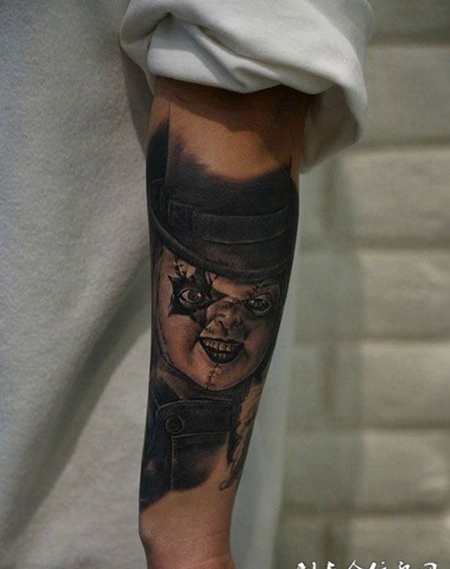 手臂搞怪小孩纹身图案