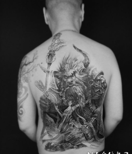 后背牛魔王与铁扇公主纹身图案