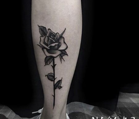 腿部带刺的玫瑰纹身图案