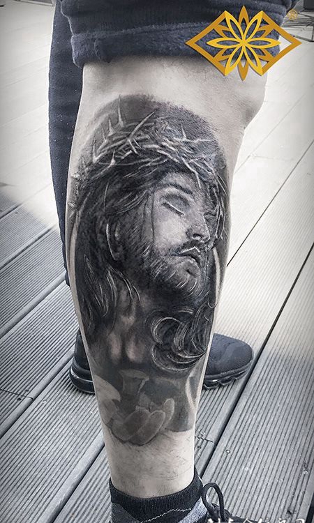 博爱世人，小腿耶稣肖像纹身