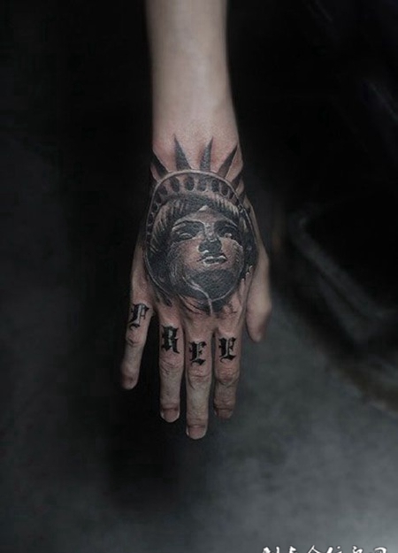 手背个性自由女神纹身图案