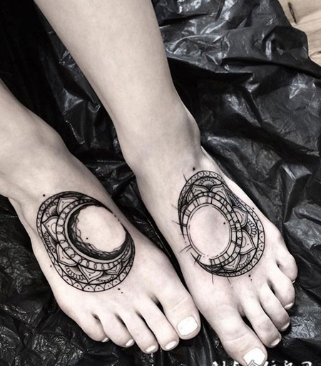 弯月知我心，脚背月亮图腾纹身图案