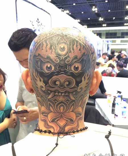 浴火魔兽，头部唐狮与莲花个性纹身