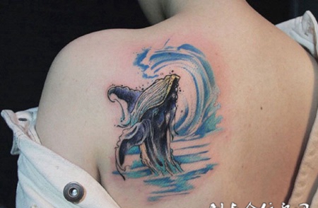 翻江倒海，后背鲸鱼纹身图案