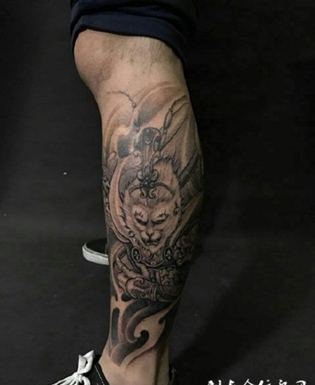 放荡不羁，腿部斗战胜佛纹身图案