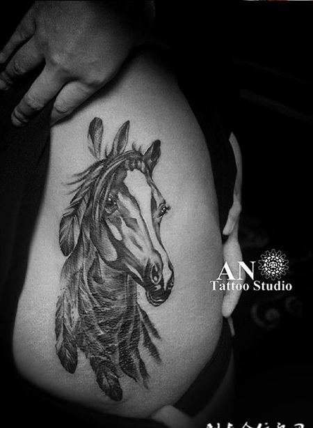 马到功成，臀部个性羽毛与马纹身