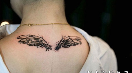 渴望自由，后背个性翅膀纹身