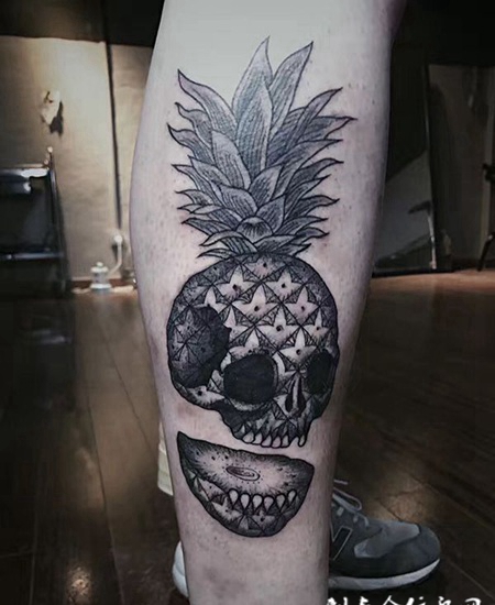 古灵精怪，腿部菠萝骷髅个性纹身