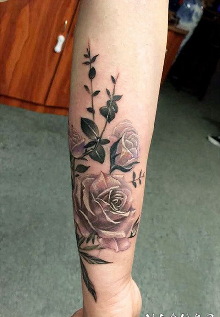 娇艳玫瑰，手臂好看的白玫瑰纹身