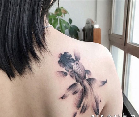 如鱼得水，后背水墨金鱼纹身