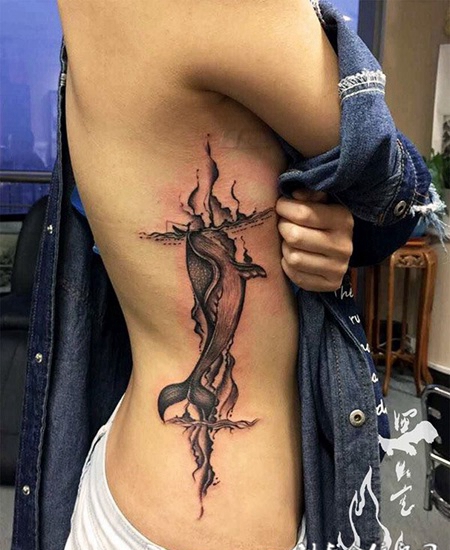 巨鲸入海，侧腰鲸鱼个性纹身