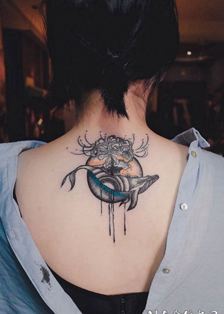 后背鲸鱼与彼岸花纹身图案