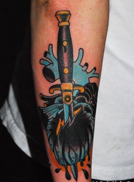 手臂帅气玫瑰匕首纹身图案