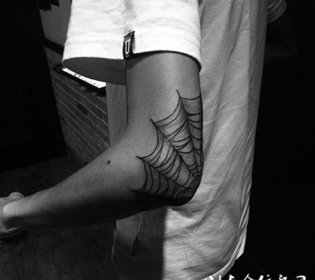 手肘个性蜘蛛网纹身图案