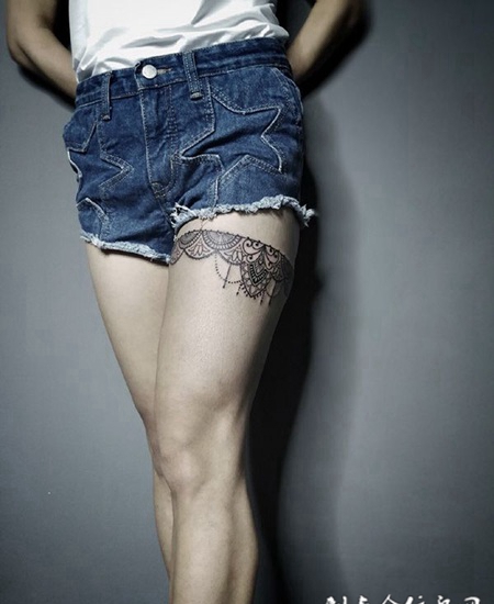 柔弱少女心，大腿蕾丝腿环个性纹身