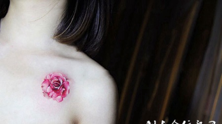 女人如花开，美女锁骨处娇艳玫瑰纹身