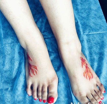女生脚背金鱼纹身图案