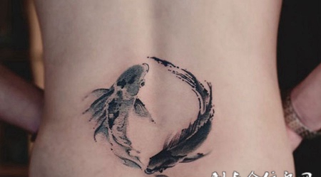 紧紧相随，后腰水墨双鱼纹身