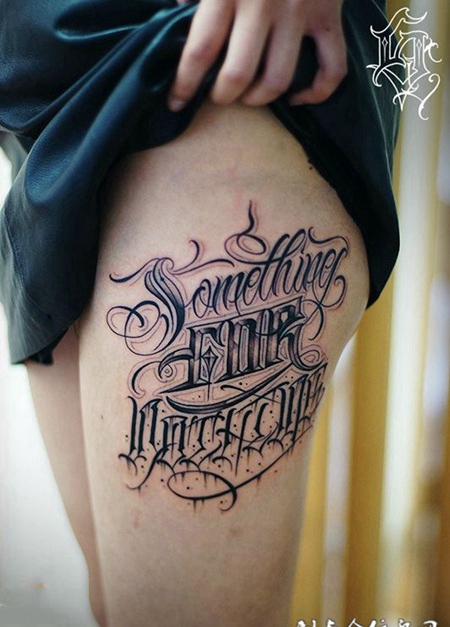 传情达意，大腿奇卡诺花体字纹身